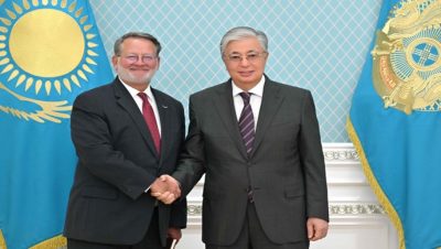 The President receives Gary Peters, Chairman of the U.S. Senate Committee on Homeland Security and Governmental Affairs