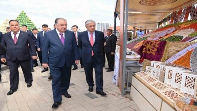 Kassym-Jomart Tokayev ve Emomali Rahmon Tacikistan’ın tarım ve sanayi ürünleri fuarını ziyaret etti
