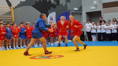 Birleşik Rusya’nın desteğiyle Novosibirsk’teki bir okulda sambo spor salonu açıldı