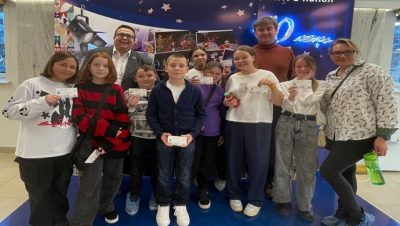 Murmansk bölgesinde Birleşik Rusya çocuklar için kukla tiyatrosuna bir gezi düzenledi