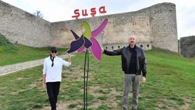 İlham Aliyev ve eşi Mehriban Aliyeva, Şuşa kentindeki kale duvarı ve çevresini inceledi