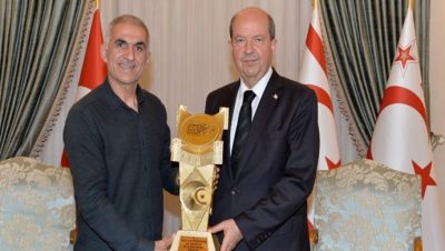 Cumhurbaşkanı Ersin Tatar, Uluslararası Maraton’da başarılı olan Cemal İneci’yi kabul etti
