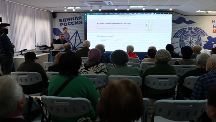 Lugansk’ta Birleşik Rusya, emeklilerin “Rusya’dayım” portalına kaydolmasına yardımcı oldu