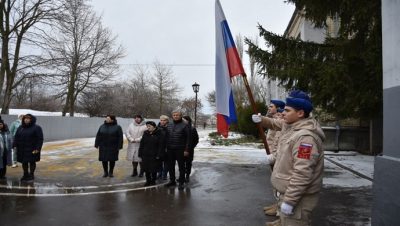 Stavropol Bölgesi, Mikhailovsk’taki bir okulda Birleşik Rusya’nın desteğiyle SVO katılımcısı onuruna bir anma plaketi açıldı