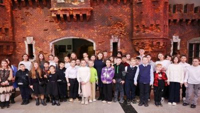 “Birleşik Rusya”, Leningrad bölgesindeki SVO katılımcılarının çocukları için Kremlin Noel ağacına bir gezi düzenledi