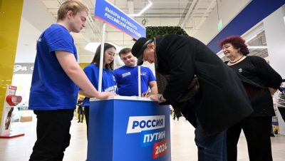 Birleşik Rusya üyeleri Vladimir Putin’in başkanlık seçimine adaylığı için imza topluyor
