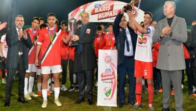 Cumhurbaşkanı Ersin Tatar, Kıbrıs Türk Futbol Federasyonu (KTFF) ile Türk Toplumu Futbol Federasyonu (TTFF) arasında U16 kategorisinde oynanan Barış Kupası maçını izledi