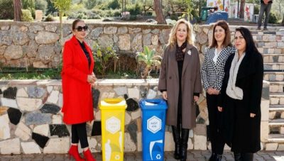 Cumhurbaşkanı Ersin Tatar’ın eşi Sibel Tatar, Esentepe Ortaokulu’nda başlayan Hedef Sıfır Atık Projesi kapsamında çöp ayrıştırma konusunda öğrencilere konuştu