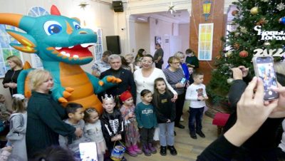 Yeni Yıl ağaçları, hastanelere hediyeler ve çocukların dileklerinin yerine getirilmesi: Birleşik Rusya, Volgograd bölgesinde sakinleri Yeni Yıl nedeniyle tebrik etti