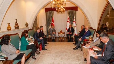 Cumhurbaşkanı Ersin Tatar, Türkiye Cumhuriyeti Dışişleri Bakanlığı İkili Siyasi İşler ve Denizcilik- Havacılık- Hudut Genel Müdürü Büyükelçi Burak Özügergin ve beraberindekileri kabul etti