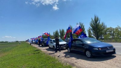 “Birleşik Rusya” Mariupol’un Tamamen Kurtuluş Günü münasebetiyle bir araba mitingi düzenledi
