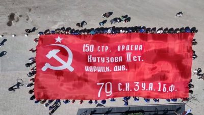 Mariupol’un kurtuluşunun yıldönümünde, “Birleşik Rusya’nın Genç Muhafızları” bölge sakinleriyle birlikte şehirde Zafer Sancağını açtı