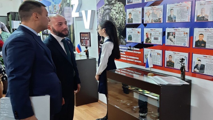 Birleşik Rusya’nın desteğiyle Vladikavkaz’daki bir okulda SVO katılımcılarına adanmış bir sergi açıldı